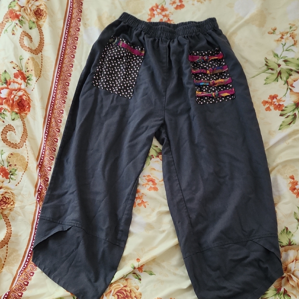Women's Black Capris with Patterned Pockets